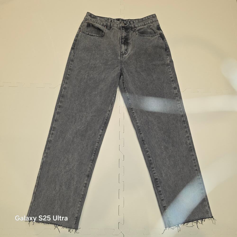 Cotton: On high rise, acid wash black, cutoff ankle, straight leg jeans‎ sz 6
